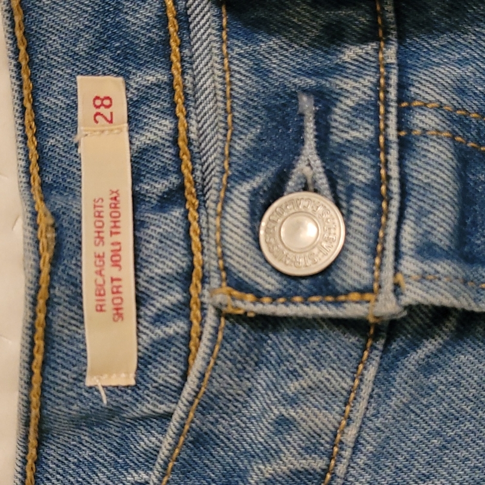 Levis ribcage shorts